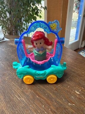 Fisher-Price Little People 2017 Princess Parade Ariel Float w/ 2012 Ariel figure